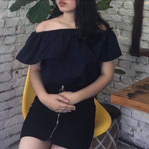 OFF-SHOULDER TOP